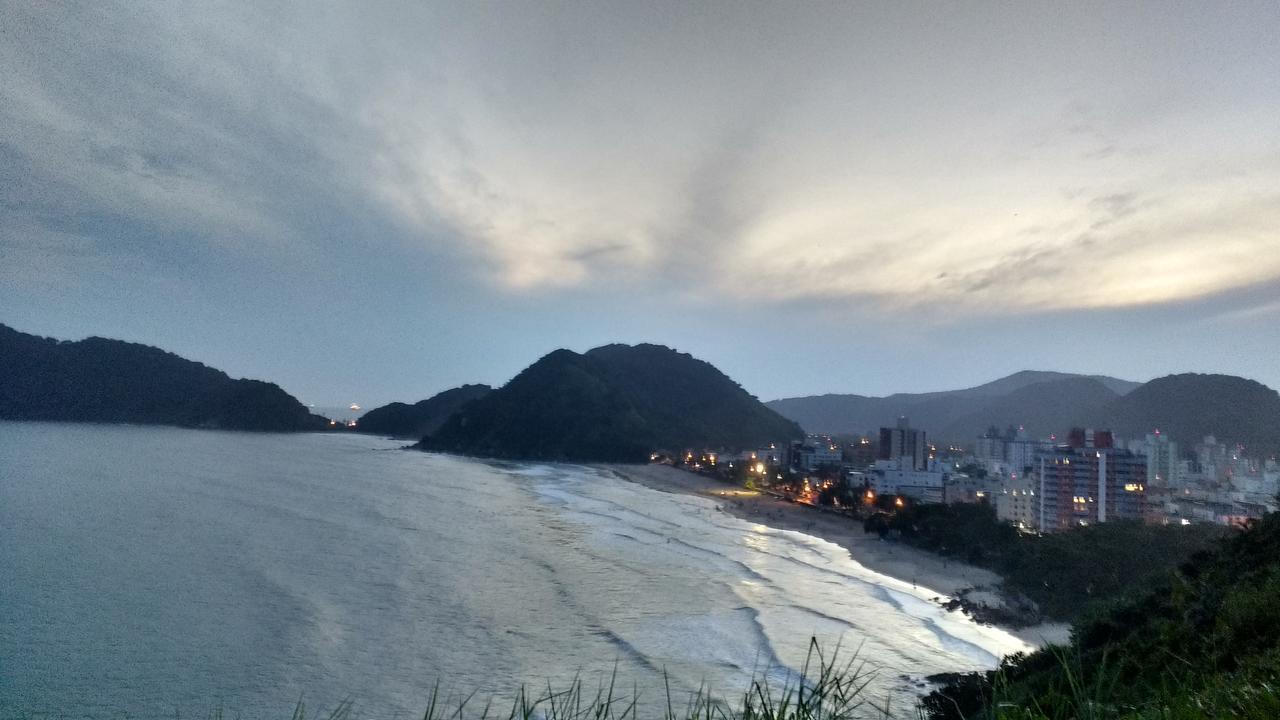 Relaxe nas melhores praias do Guarujá. Esterno foto
